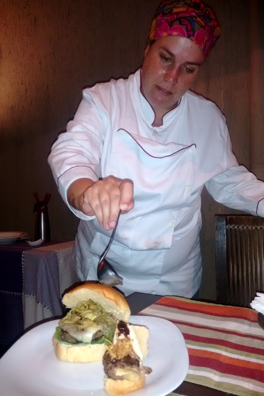 A Chef Manuella Delatorre preparou um Hamburguer especial do Cayena Bistrô